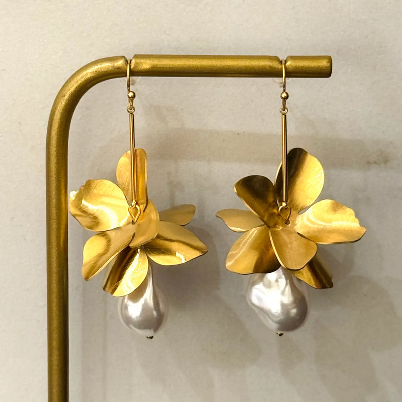 Oby kukkakorvakorut, brushed gold