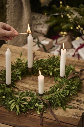 IB Laursen adventtikynttelikkö, ovaali