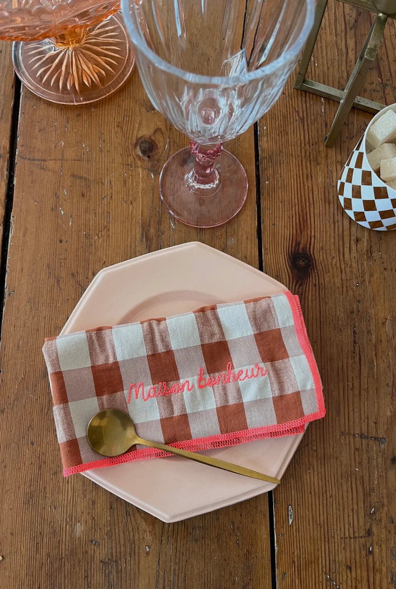 Brodeerattu kangasservetti