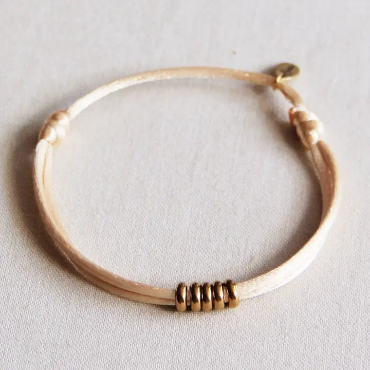 Bazou Satin rannekoru renkailla, Sand Colored / Gold