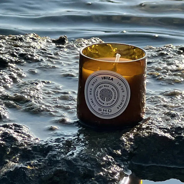 Shū Ibiza Sea Salt tuoksukynttilä lime, merisuola & lootuskukka