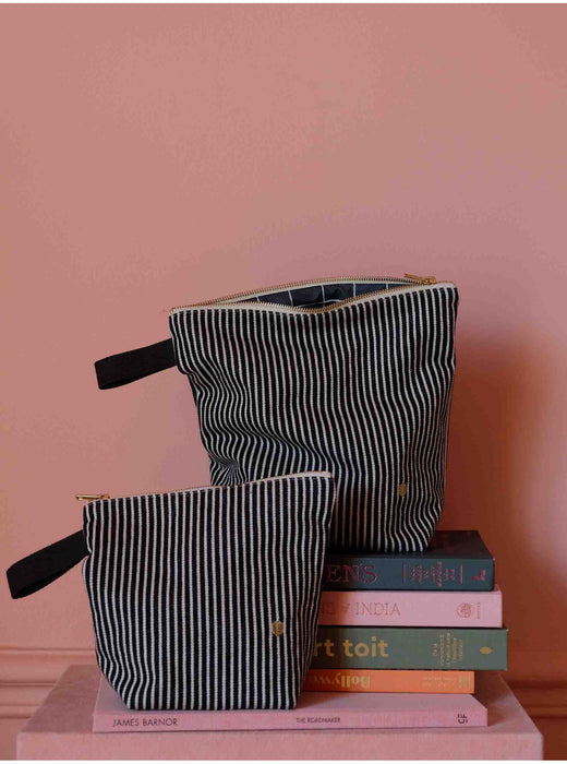 La Cerise sur le gâteau iso toilettilaukku, Basile